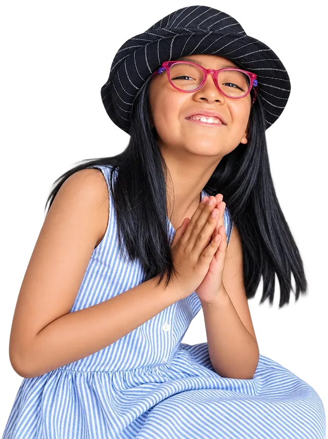 Foto de Gaela sonriendo con su sombrero negro y lentes rosados